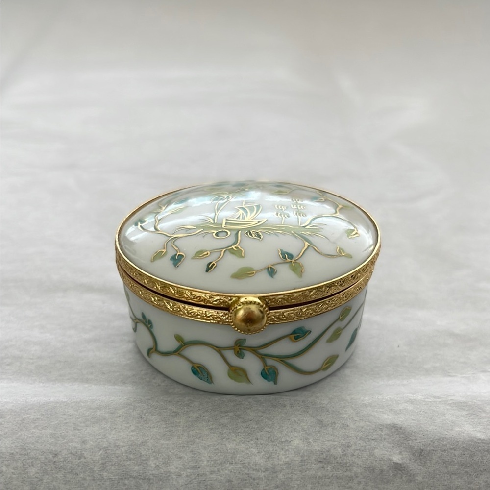 TIFFANY & CO. Le Tellec Siam Green Round Hinged hand painted Limoges Trinket Box